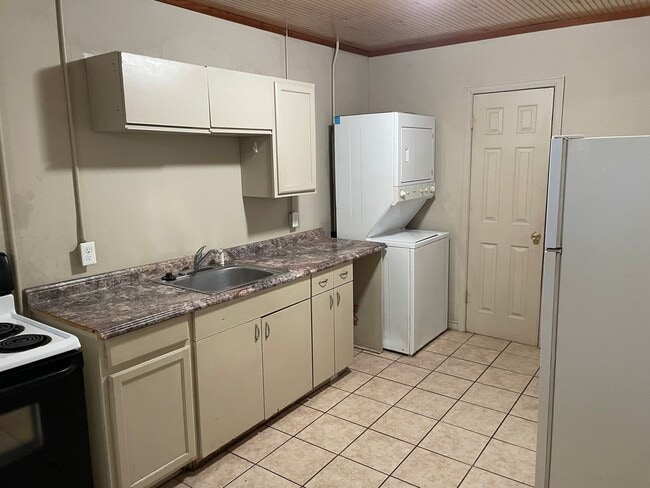 Building Photo - 2826 Pine St