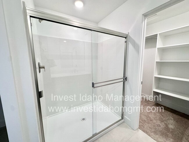 Building Photo - Spacious Luxury Townhome Designed for Modern Living