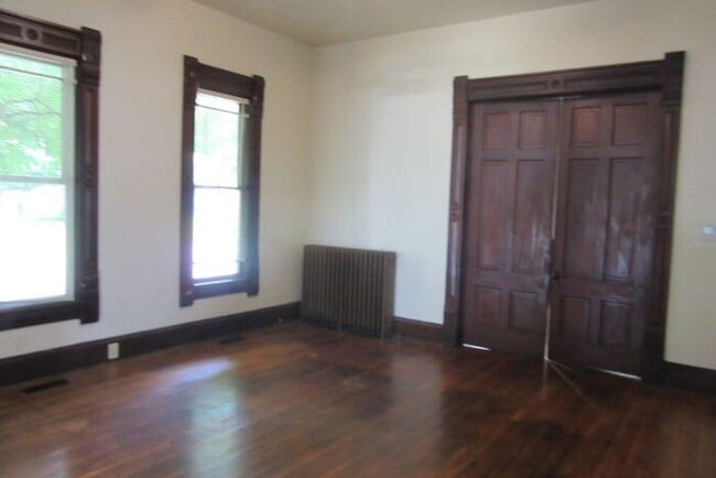 Building Photo - 2 Bedroom House with a Bonus Room