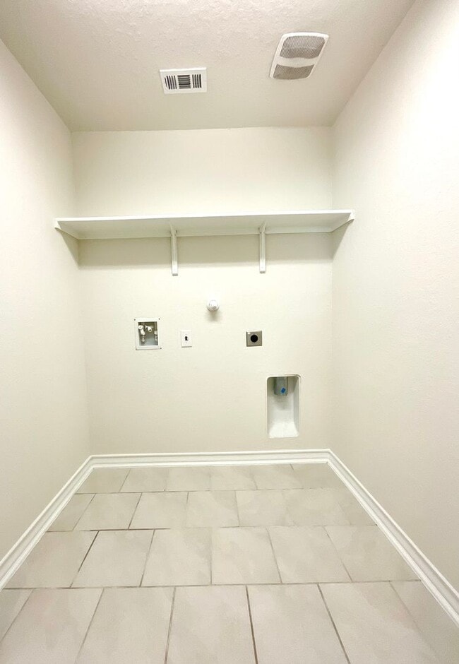 Building Photo - **APPLICATION RECEIVED** *MOVE IN SPECIAL* Stunning 4/2 Home With Access To Pool, Trails & 24-Hou...