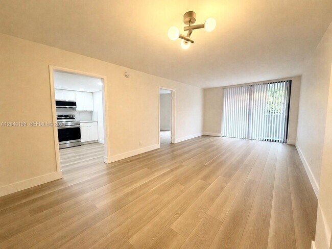 Building Photo - 2625 Collins Ave