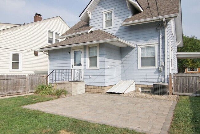 Building Photo - Great Location Steps From Main Street in Speedway!