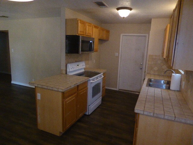 Building Photo - 6629 Kitty Dr