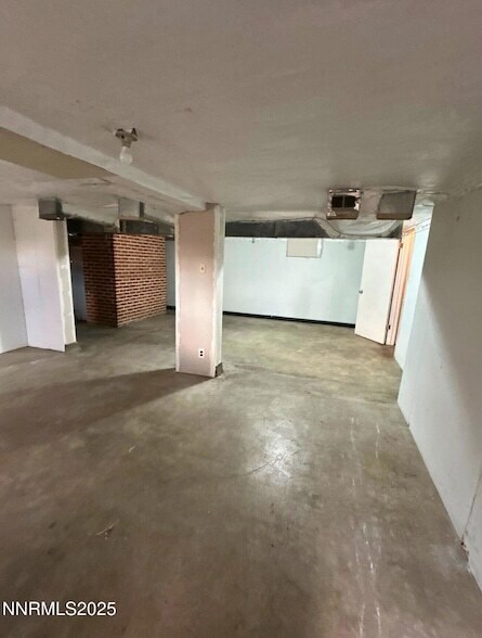 Building Photo - 320 W Plumb Ln