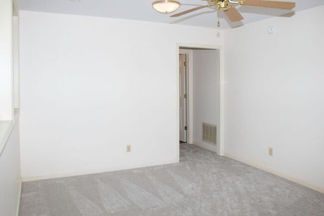 Building Photo - Updated 2BR 2.5BA Home w/ Lake Access • New Countertops • Patio in Farragut