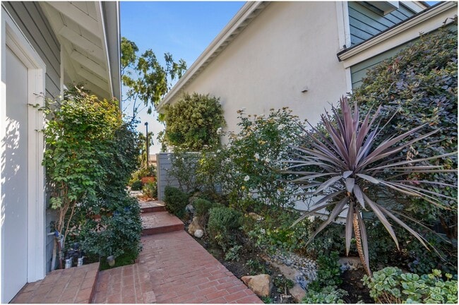 Building Photo - Beautiful Woodbridge Home!