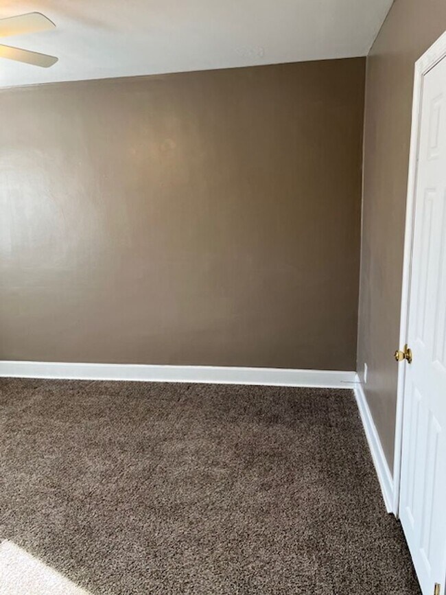 Building Photo - 3 Bedroom Home with Basement and yard