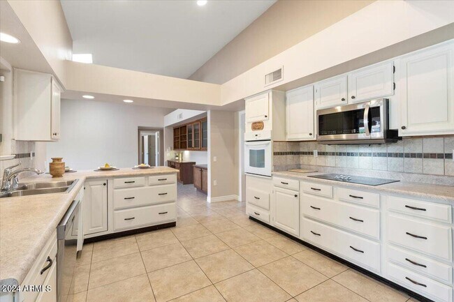 Building Photo - 12318 W Fieldstone Dr