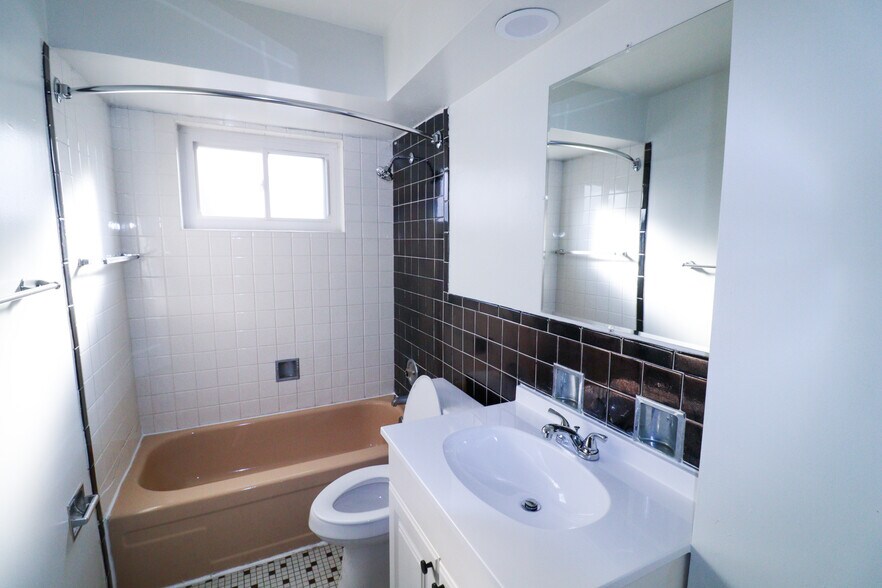 Building Photo - 1954 Rockland Ave