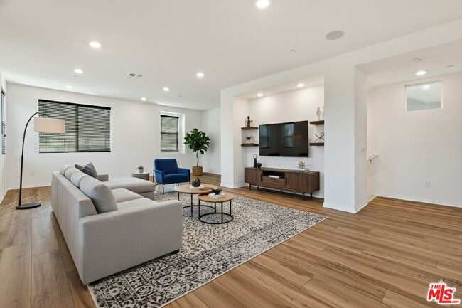 Building Photo - 725 Daniel Freeman Cir