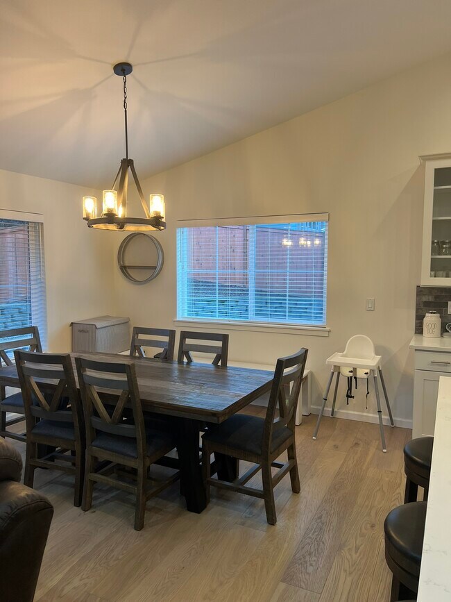 Building Photo - 381 E Lakeshore Dr