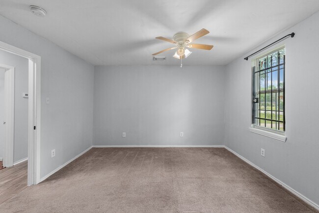 Building Photo - 9410 Rosehaven Dr