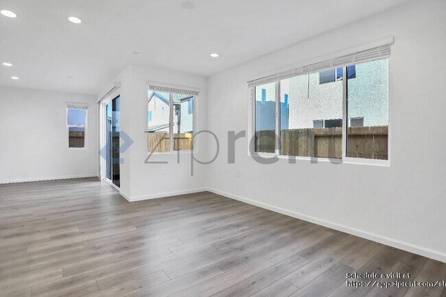 Building Photo - 1330 W Prescott Ave