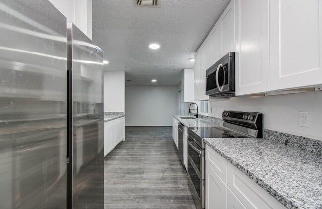 Building Photo - 5006 Village Springs Dr