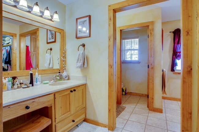 Building Photo - 3 bedroom home on acreage