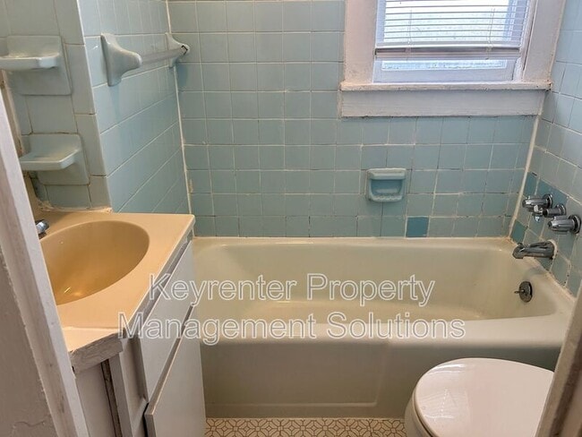 Building Photo - 1014 Hall St