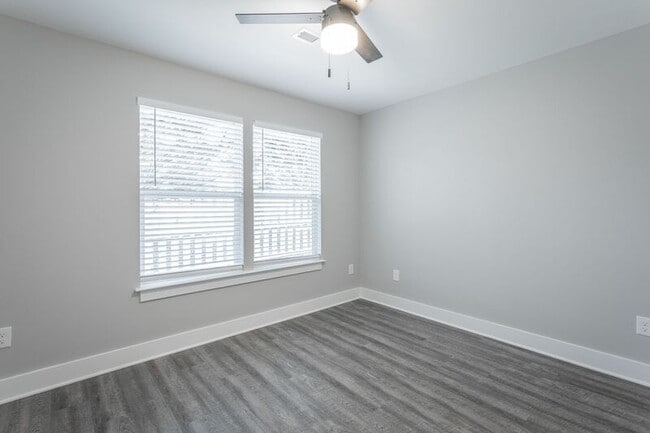 Building Photo - 5 Meadowbrook Dr W
