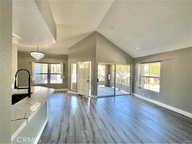 Building Photo - 33 Vassar Aisle