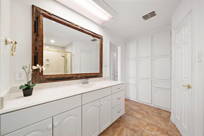 Building Photo - 7710 Antoine Dr