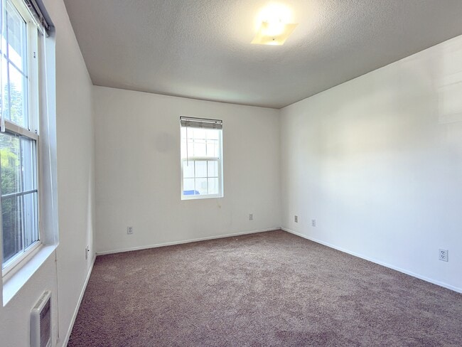 Building Photo - 905 NE 94th Ave