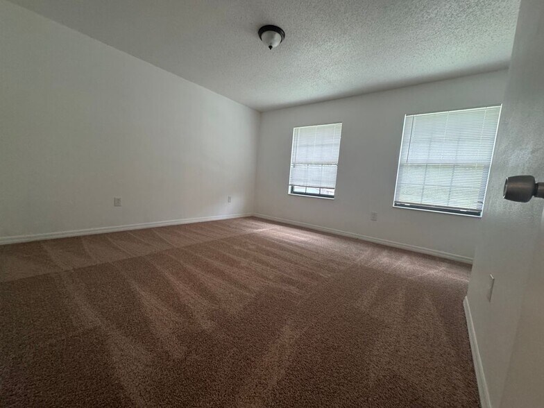 Building Photo - 221 S Cypress Way