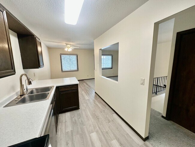 Building Photo - Elegant Townhome Living in a Prime Eagan Location!!