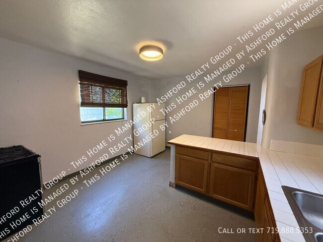 Building Photo - 1220 E San Rafael St