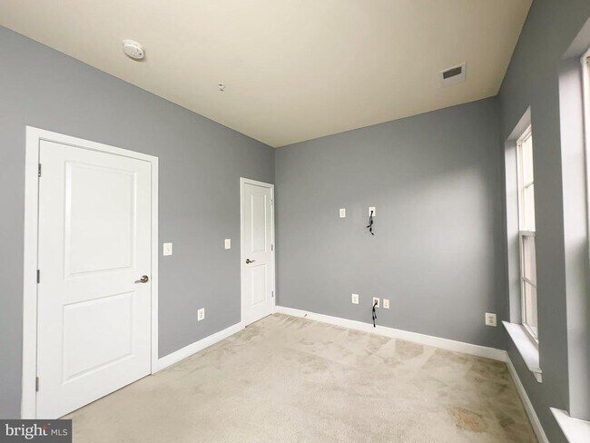 Building Photo - 5722 45th Ave