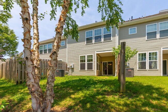 Building Photo - Beautiful 3 bedroom 2 Bath Town Home in Wi...
