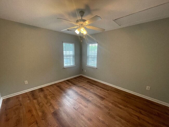 Building Photo - Special $500 Security Deposit, 1/2 off a m...