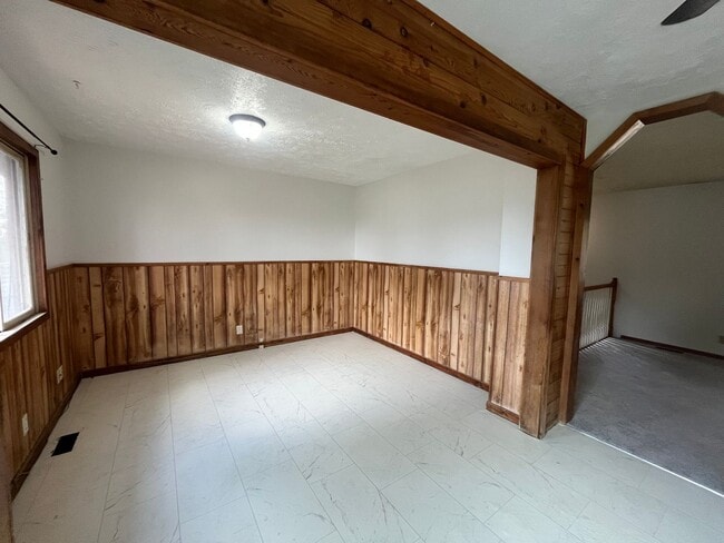 Building Photo - Great Split Entry in LaVista