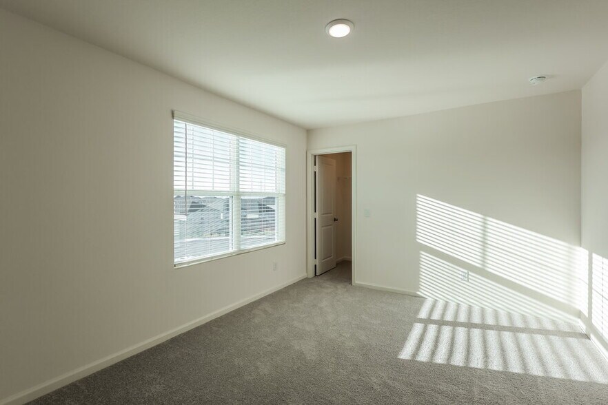 Building Photo - 5713 Texas Palm Dr