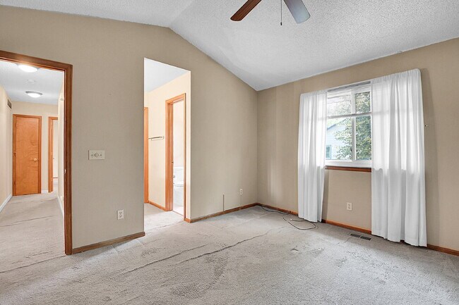 Building Photo - $3,050.00, 4 bed, 3 bath, located in Auror...