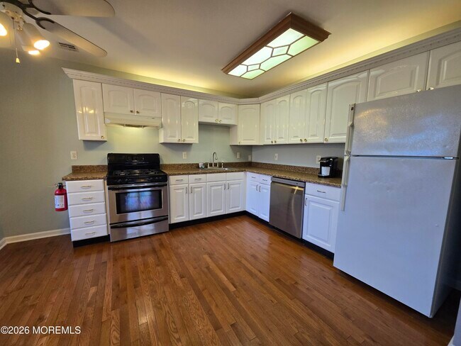 Building Photo - 274 Easy St