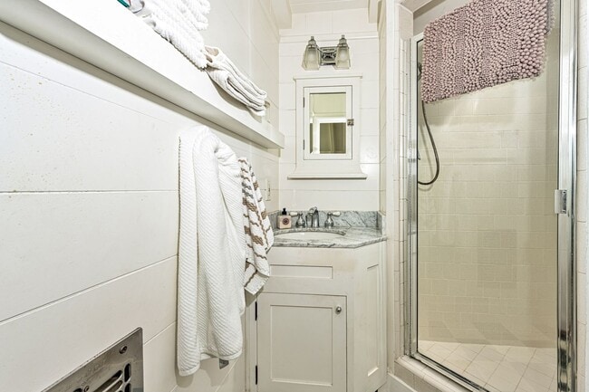 Building Photo - Furnished Master Suite Near Manhattan Beach! All Utilities & Internet Included!