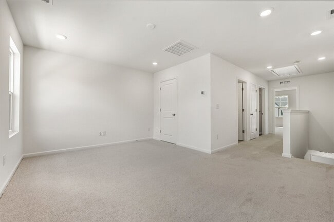 Building Photo - New Build Just Minutes to North Hills & Downtown!