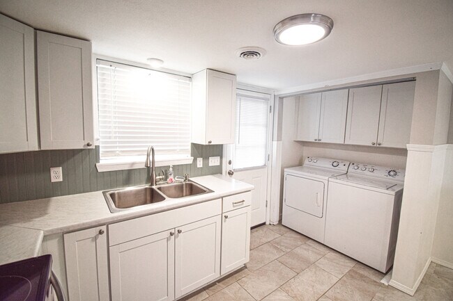 Building Photo - Cypress Street Duplex