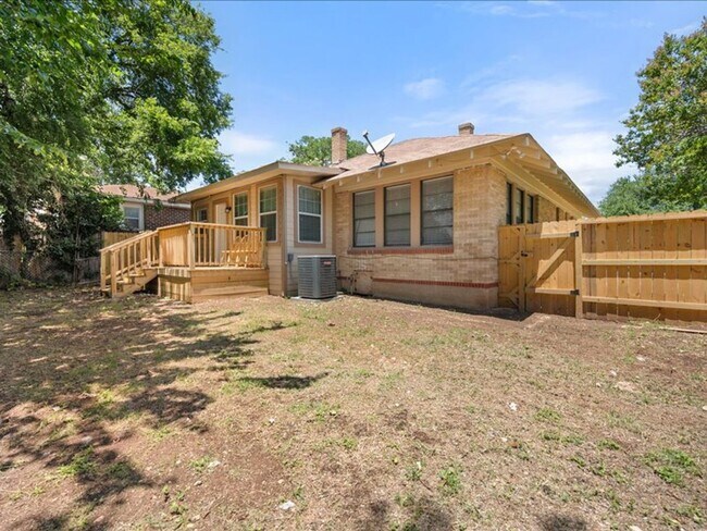 Building Photo - Recently Renovated Fort Worth Charmer