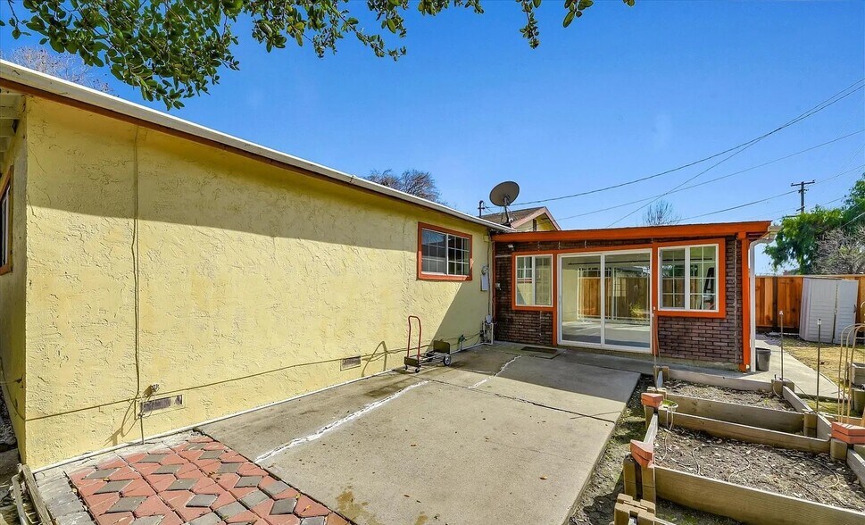 Building Photo - 157 N Park Victoria Dr