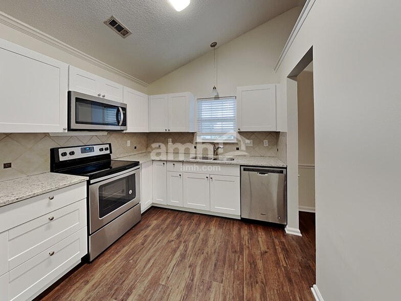 Building Photo - 7 Hazeltine Ct