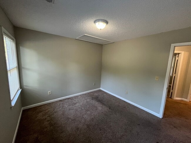 Building Photo - Lovely 3 bedroom, 2.5 bathroom 2-story hom...