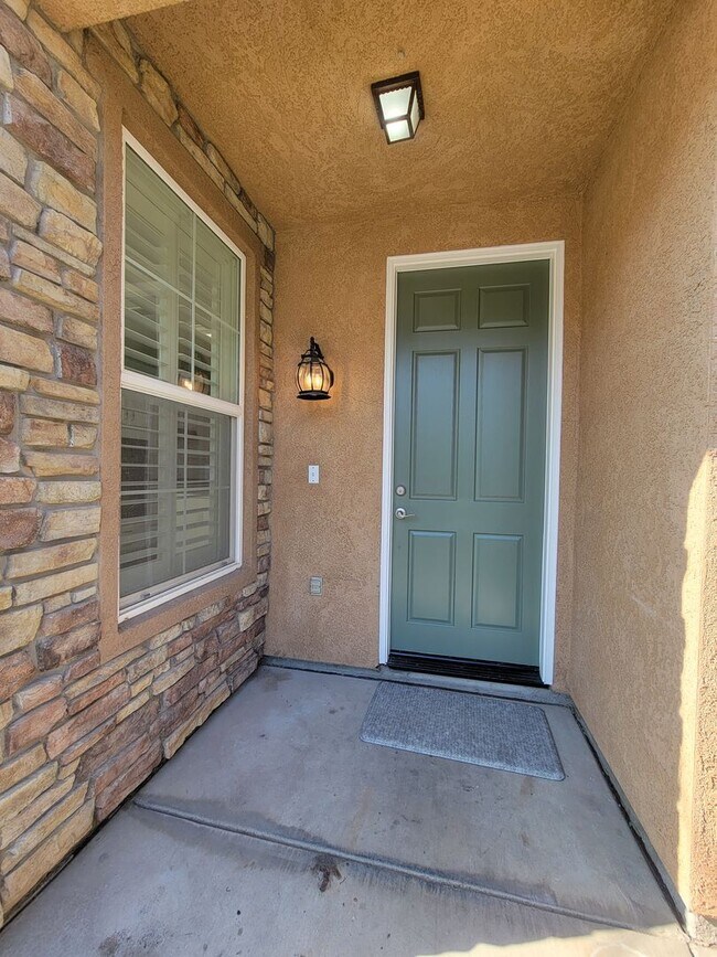 Building Photo - 3 bedroom 2.5 bathroom in desirable NW Visalia Bella Sera gated community!