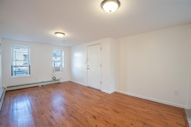 Building Photo - 427 4th St