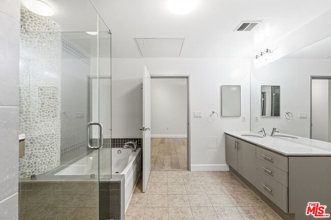 Building Photo - 1130 Flower St