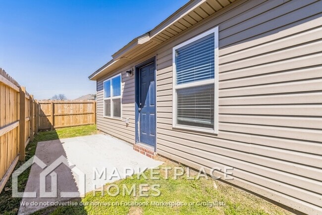 Building Photo - 981 E Starling St