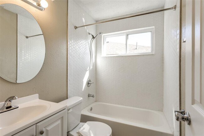 Building Photo - 645 Lloyd Ave