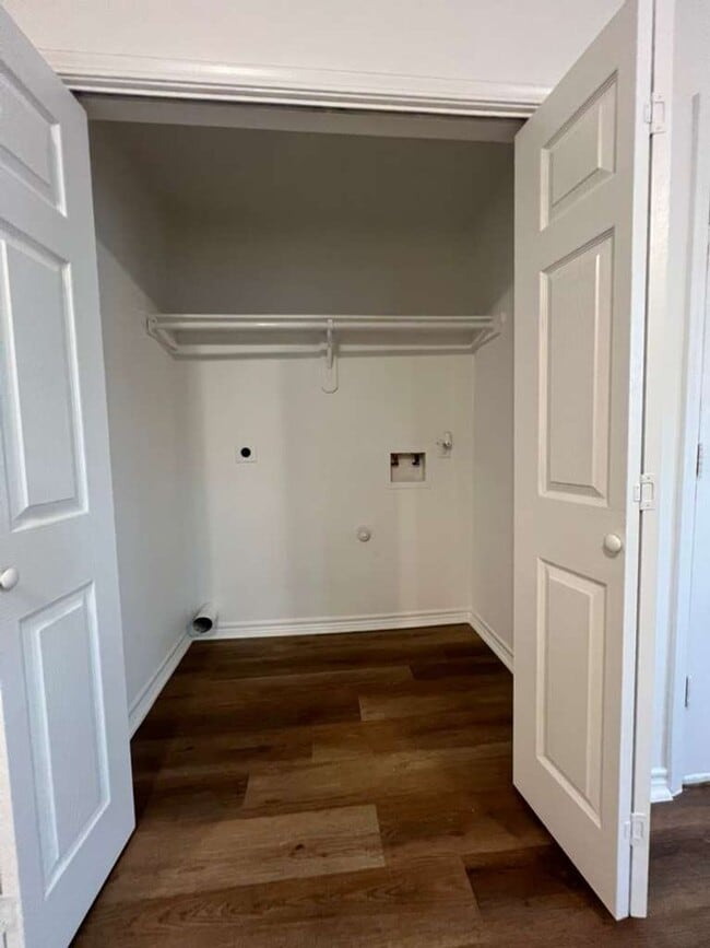 Building Photo - Very well maintained 2 bed 1 bath - move i...