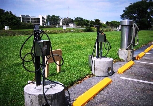 Building Photo - 2851 N Oakland Forest Dr