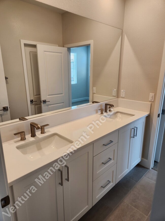 Building Photo - 3020 Harrison Ln