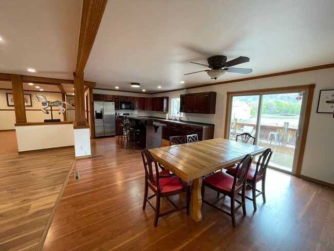 Building Photo - Spacious Single Level Ranch Style 4 Bed 2 ...
